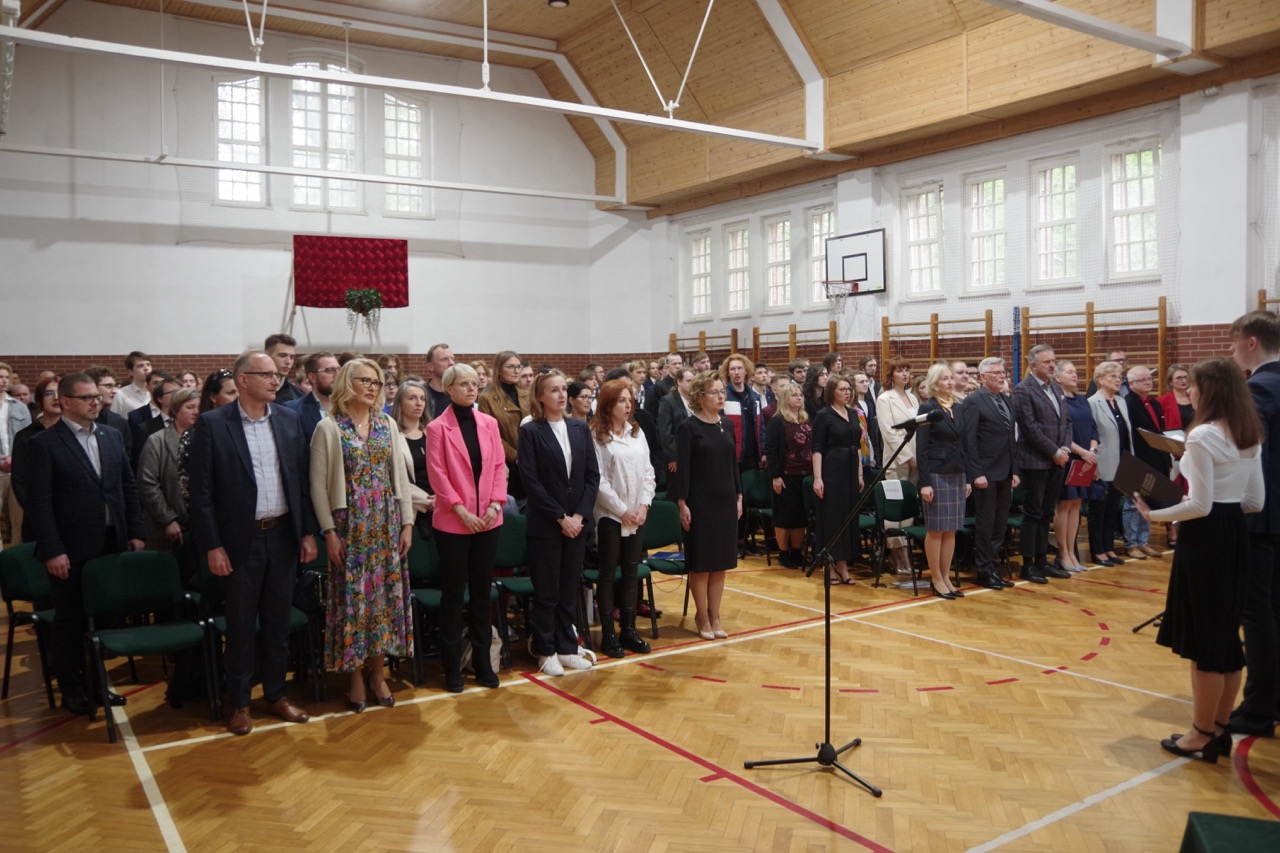 Zdjęcie do aktualności: Uroczyste pożegnanie absolwentów