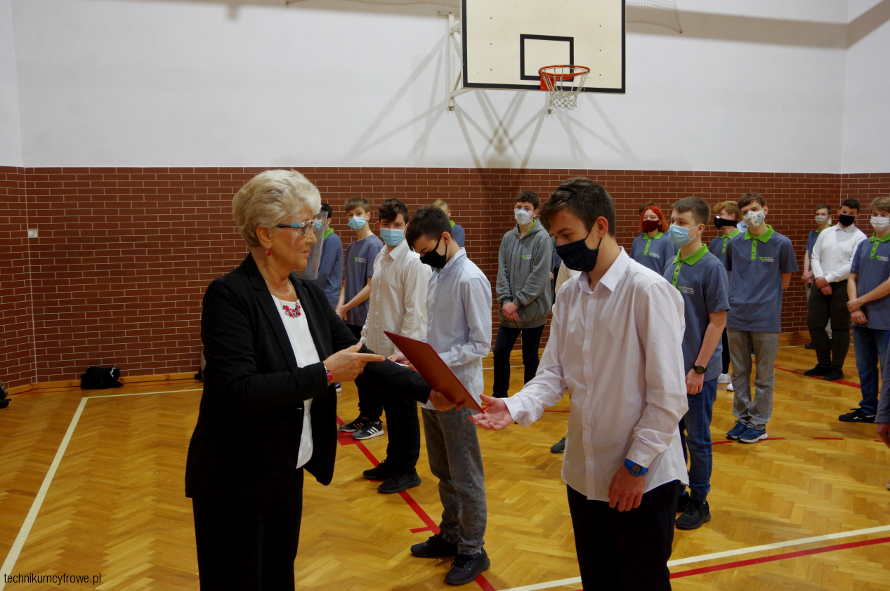 Zdjęcie do aktualności: Ślubowanie uczniów klas pierwszych, gry i zabawy integracyjne